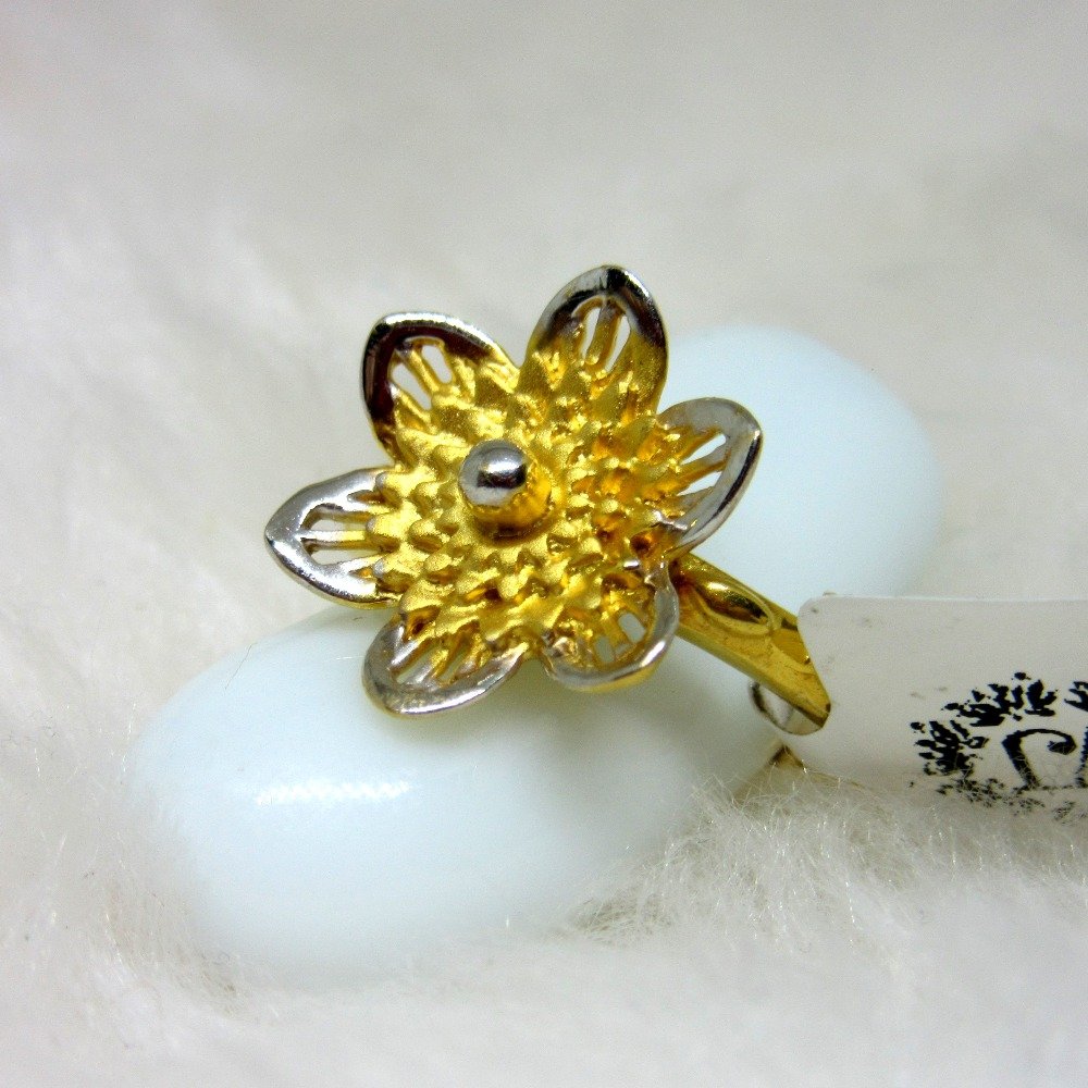 Gold daffodil flower ring