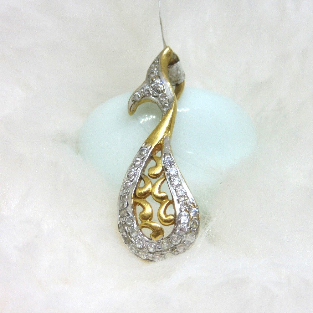 Fish type design gold pendent